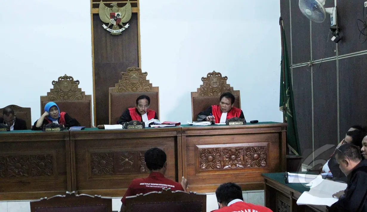 Suasana sidang lanjutan kasus Trio Macan 2000 di Pengadilan Negeri Jakarta Selatan, Senin (11/5/2015).  Tampak hakim sedang meminta keterangan pada para saksi. (Liputan6.com/Helmi Afandi)