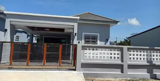 Jirayut akhirnya bisa mewujudkan mimpinya membangun rumah yang layak untuk keluarga. [Instagram.com/jirayutdaa4official]