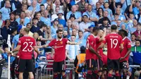 Bruno Fernandes disambut rekan-rekanya setelah mencetak gol ke gawang Manchester City pada final Piala FA 2022/2023 di Stadion Wembley, Sabtu (3/6/2023) malam WIB. (AP Photo/Jon Super)