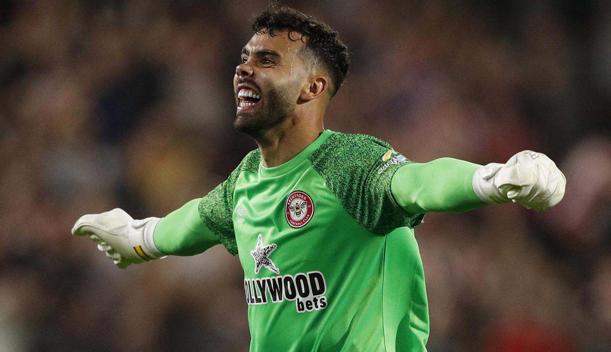David Raya. Kiper asal Spanyol berusia 26 tahun ini total 3 kali melakukan clean sheets dari 5 laga bersama Brentford. Ketiganya ia bukukan saat jumpa Arsenal (2-0), Crystal Palace (0-0) dan terakhir di pekan kelima saat menang 2-0 atas Wolverhampton. (AFP/Adrian Dennis)