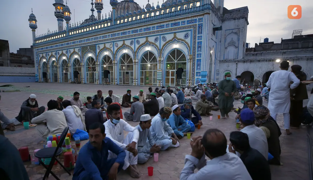 Umat Muslim berbuka puasa selama bulan suci Ramadhan di sebuah masjid, di Rawalpindi, Pakistan, Rabu (14/4/2021). Bulan Ramadhan ditandai dengan berpuasa setiap hari dari fajar hingga matahari terbenam. (AP Photo/Anjum Naveed)
