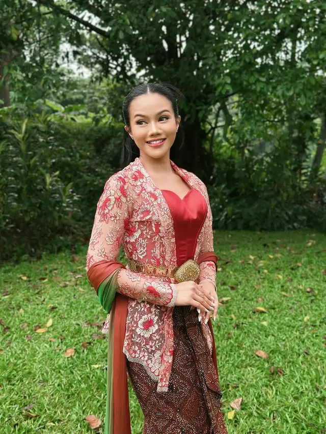 6 Potret Yura Yunita Padukan Kebaya dan Bustier dengan Gaya Tak Biasa, Inspirasi Tampilan Hari Kebaya Nasional 24 Juli
