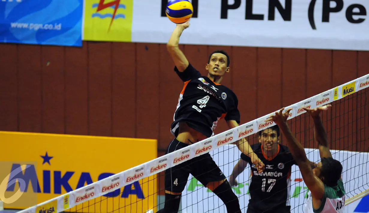 Pemain Surabaya Samator, Mahfud Nurcahyadi (4) melakukan smesh ke daerah Jakarta BNI Taplus pada laga putaran kedua Pertamina Proliga 2016 di Hall A Senayan Jakarta, Jumat (1/4/2016). Samator unggul 3-2 atas BNI Taplus. (Liputan6.com/Helmi Fithriansyah)
