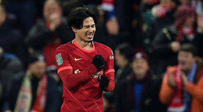Takumi Minamino selebrasi dalam duel Liverpool versus Leicester City pada perempat final Carabao Cup 2021/2022 di Anfield, Kamis (23/12/2021). (AFP/Oli Scarf)