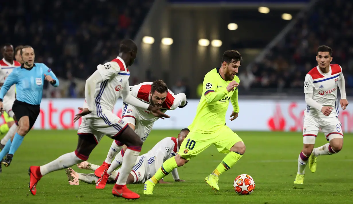 Penyerang Barcelona Lionel Messi (dua kanan) menggiring bola melewati para pemain Lyon pada leg pertama babak 16 besar Liga Champions di Decines, Lyon, Prancis, Selasa (19/2). Laga berakhir 0-0. (AP Photo/Laurent Cipriani)