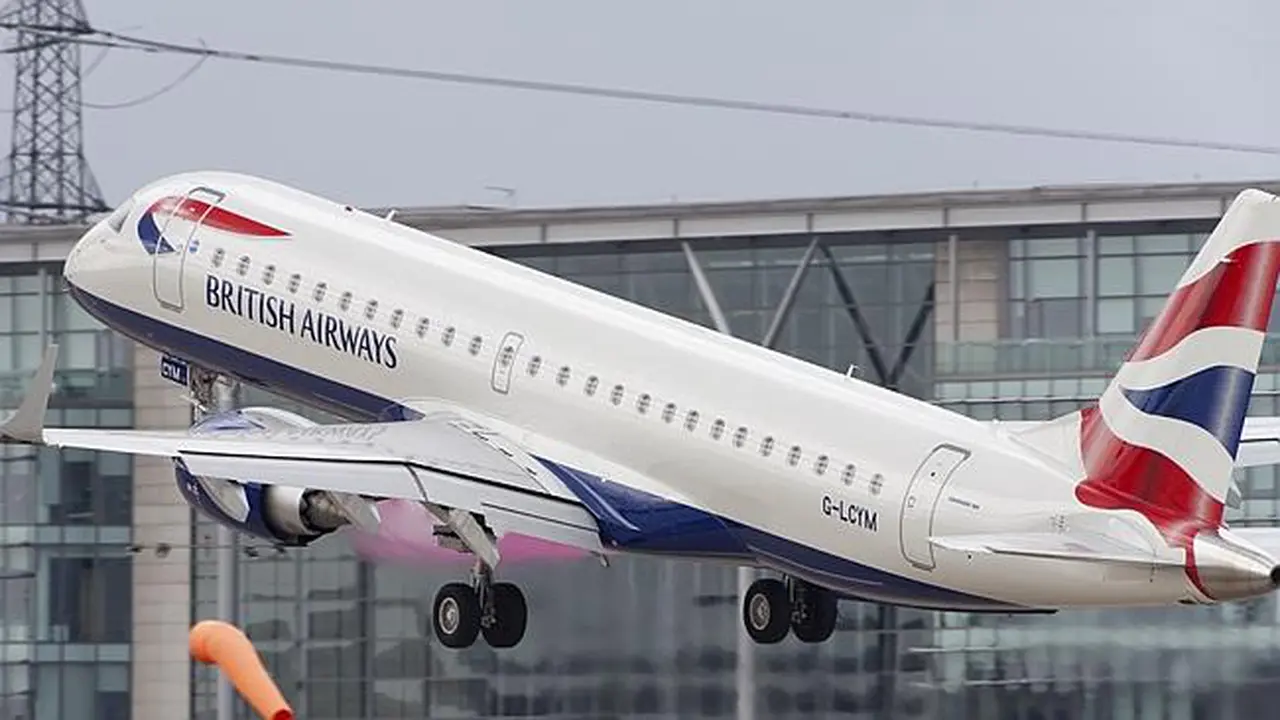 Terlambat & Nyalakan Alarm Kebakaran, Bandara London Dievakuasi