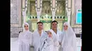 Penampilan Nia Ramadhani saat umrah pun menyita perhatian publik. [instagtam/ramadhaniabakrie]