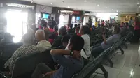 Helikopter TNI dikabarkan mengalami kecelakaan di landasan pacu (runway) Bandara Ahmad Yani, Semarang, Selasa (21/4/2015). Penumpang pun menumpuk. (Liputan6.com/Edhie Prayitno)
