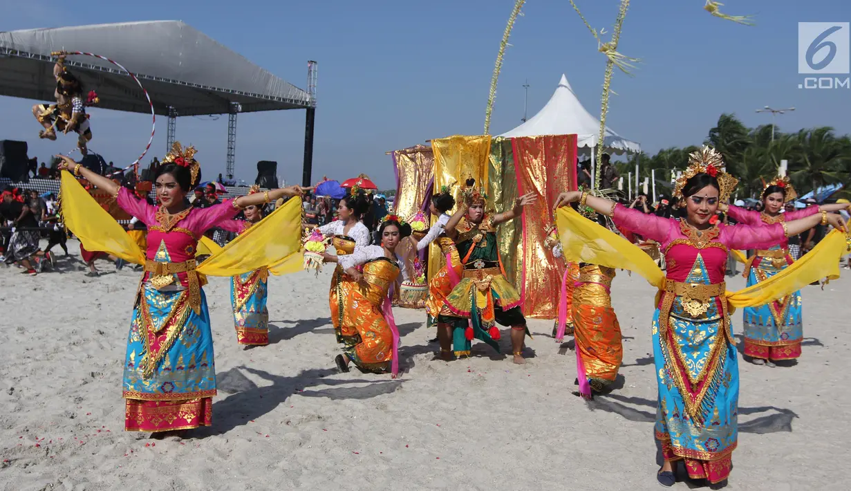 Penari Bali meramaikan Festival Ogoh-Ogoh di Pantai Lagoon Ancol, Jakarta, Minggu (18/3). Festival di Ancol ini melibatkan lebih dari enam ratus orang pendukung acara. (Liputan6.com/Arya Manggala)