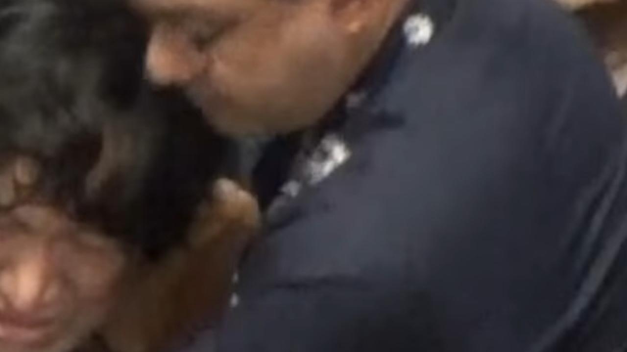 Sang Istri Meninggal Dunia, Ikang Fawzi Nangis Histeris Dipelukan Anies Baswedan