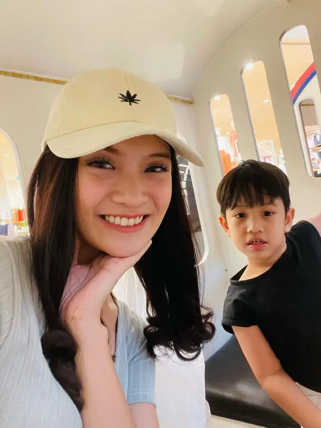Jadi Single Mom Tangguh, Ini 7 Potret Terbaru Vinessa Inez dan Buah Hati