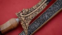 Keris dari Desa Wisata Aeng Tong-tong, Kabupaten Sumenep, menjadi suvenir untuk para delegasi G20. (dok. Biro Komunikasi Publik Kemenparekraf)
