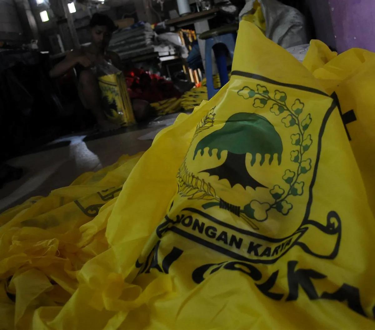 Produksi bendera partai-partai politik jelang Pemilu 2024 mulai ramai dipesan.<br><br>Hal itu bisa dilihat dari kesibukan para pekerja yang sedang menyelesaikan penjahitan bendera parpol pesanan di sebuah rumah industri tekstil di Jakarta, Rabu (1/11/2023