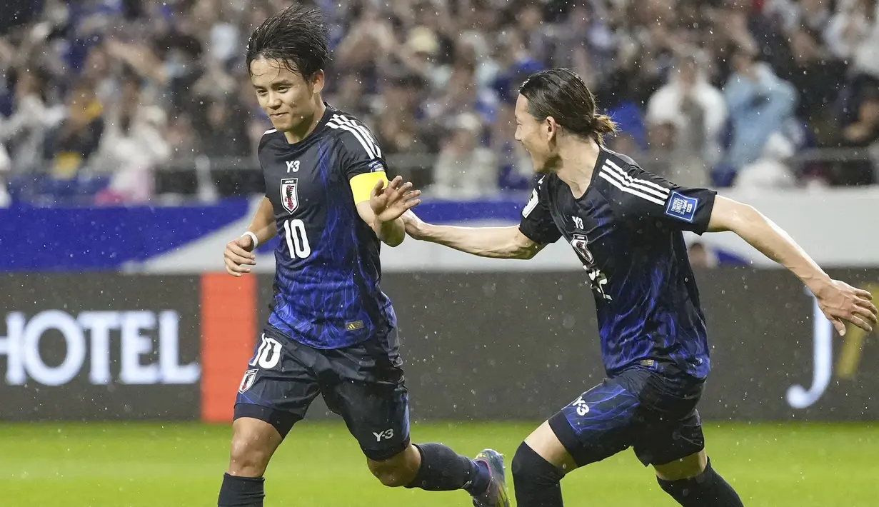 <p>Pemain Jepang, Takefusa Kubo melakukan selebrasi setelah mencetak gol ke gawang Timnas Indonesia dibayangi Mees Hilgers dalam laga Grup C Putaran Ketiga Kualifikasi Piala Dunia 2026 di Suita Stadium, Jepang, Selasa (10/06/2025). (AP Photo/Kyodo News/Shohei Miyano)</p>