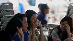 Tangis keluarga mengiringi proses persemayaman Grayson Herbert Linaksita penumpang pesawat Air Asia QZ8501 di Rumah Duka Adi Jasa, Surabaya, Jumat (2/1/2015).(Liputan6.com/Johan Tallo)