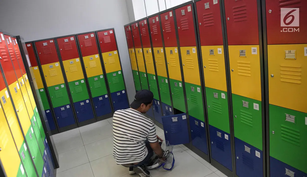 Pengunjung memanfaatkan loker yang berada di Perpustakaan Nasional RI di Jakarta, Senin (6/11). Perpustakaan ini berada di Jalan Merdeka Selatan atau seberang parkiran IRTI Monas. (Liputan6.com/Faizal Fanani)