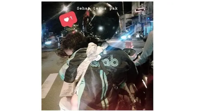 Potret Driver Ojek Online Bawa Anak Saat Bekerja Ini Bikin Haru