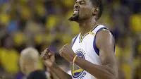 Forward Golden State Warriors, Kevin Durant, rayakan kemenangan atas Cleveland Warriors pada final NBA 2017. Warriors menang 4-1 setelah memenangkan gim 5 dengan skor 129-120, Selasa (13/6/2017) siang WIB. (AP Photo/Marcio Jose Sanchez)