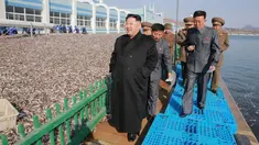 Pemimpin Korea Utara, Kim Jong-un mengunjungi stasiun perikanan di Pyongyang, Kamis (17/11). Kunjungan ini dilakukan karena hasil tangkapan ikan yang melebihi perkiraan. (REUTERS/KCNA)