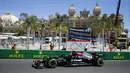 Pembalap Mercedes Lewis Hamilton mengemudikan mobilnya pada latihan bebas kedua untuk balapan F1 GP di Sirkuit Monaco, Monaco, Kamis (20/5/2021). F1 GP Monaco akan berlangsung pada 23 Mei 2021. (AP Photo/Luca Bruno)