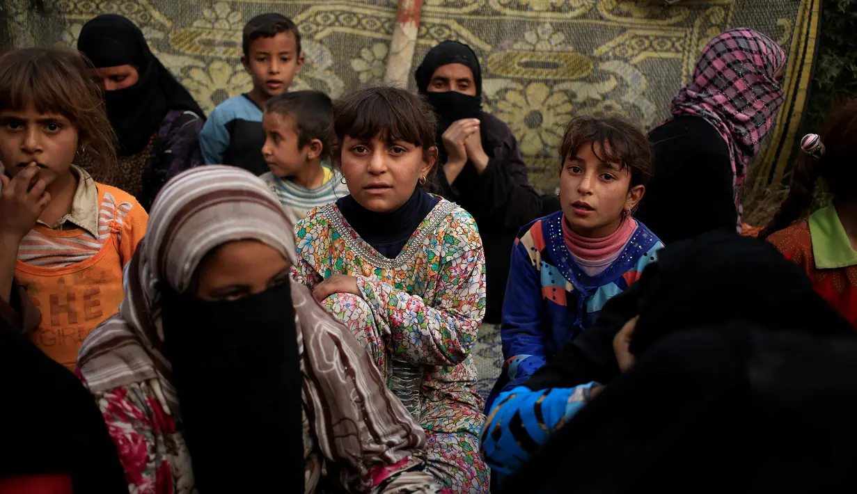 Sejumlah bocah di tempat pengungsian sementara di Qayyara, selatan Mosul, Irak, Minggu (30/10). Mereka menyelamatkan diri dari serangan ISIS yang menduduki wilayah tempat tinggal mereka.(REUTERS / Zohra Bensemra)