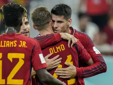 Timnas Spanyol berhasil menang telak 7-0 atas Kosta Rika dalam laga matchday pertama di Grup E Piala Dunia 2022 yang digelar Rabu (23/11/2022) malam WIB di Al Thumama Stadium, Doha, Qatar. Penampilan superior Timnas Spanyol merupakan buah kolaborasi para pemain tua dan muda yang menghuni skuad La Furia Roja. Dari tujuh gol yang tercipta, Gavi menjadi pemain termuda yang mencetak gol, sementara peran pemain tua diwakili oleh Alvaro Morata. (AP/Francisco seco)