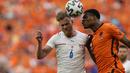 Bek timnas Belanda, Denzel Dumfries bersaing dengan bek Republik Ceko, Tomas Kalas pada babak 16 besar Euro 2020 di Puskas Arena, Budapest, Minggu (27/6/2021). Belanda yang bermain dengan 10 pemain setelah turun minum secara mengejutkan disingkirkan Ceko usai kalah 0-2. (AP Photo/Darko Bandic, Pool)