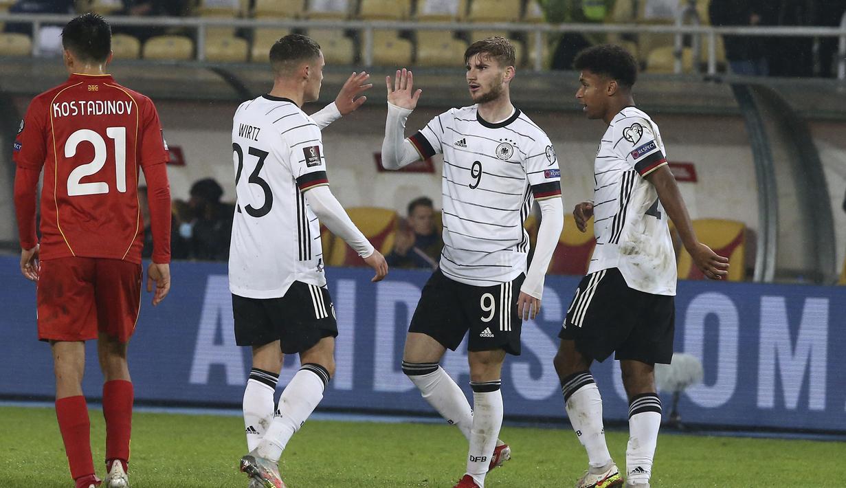 Tiga menit berselang, Timo Werner mencetak gol keduanya untuk membawa Jerman unggul 3-0. Usai menerima umpan dari Florian Wirtz, ia langsung melepaskan tendangan melengkung kaki kanan ke arah tiang jauh yang gagal diantispasi Stole Dimitrievski. (AP/Boris Grdanoski)