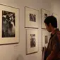 Pengunjung acara pameran foto Jepang bertajuk 'Metamorphosis of Japan After the War'. (Liputan6.com/Citra Dewi)