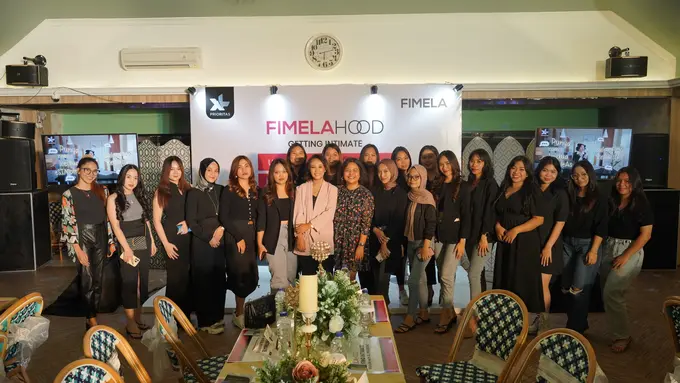 Dokumentasi bersama dengan semua peserta dan narasumber Fimelahood Getting Intimate with XL Prioritas di Manado.