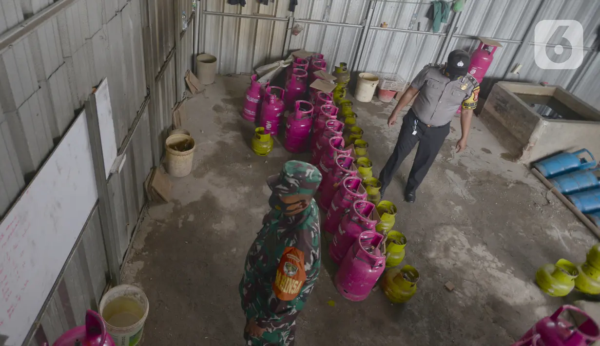 Petugas saat mengecek tempat pengoplosan gas subsidi LPG 3 Kg menjadi gas 12 kg di Meruya Utara, Jakarta Barat, Selasa (6/4/2021). Dari hasil Penyelidikan polisi berhasil mengungkap tiga tempat pengoplosan gas di wilayah Meruya. (merdeka.com/Imam Buhori)