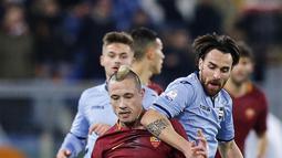 Pemain AS Roma, Radja Nainggolan (kiri) berusaha melewati hadangan pemain Sampdoria, Luca Cigarini (kanan) pada laga Coppa Italia di di Roma Olympic stadium, Kamis (19/1/2017). Roma menang 4-0. (Angelo Carconi/ANSA via AP)