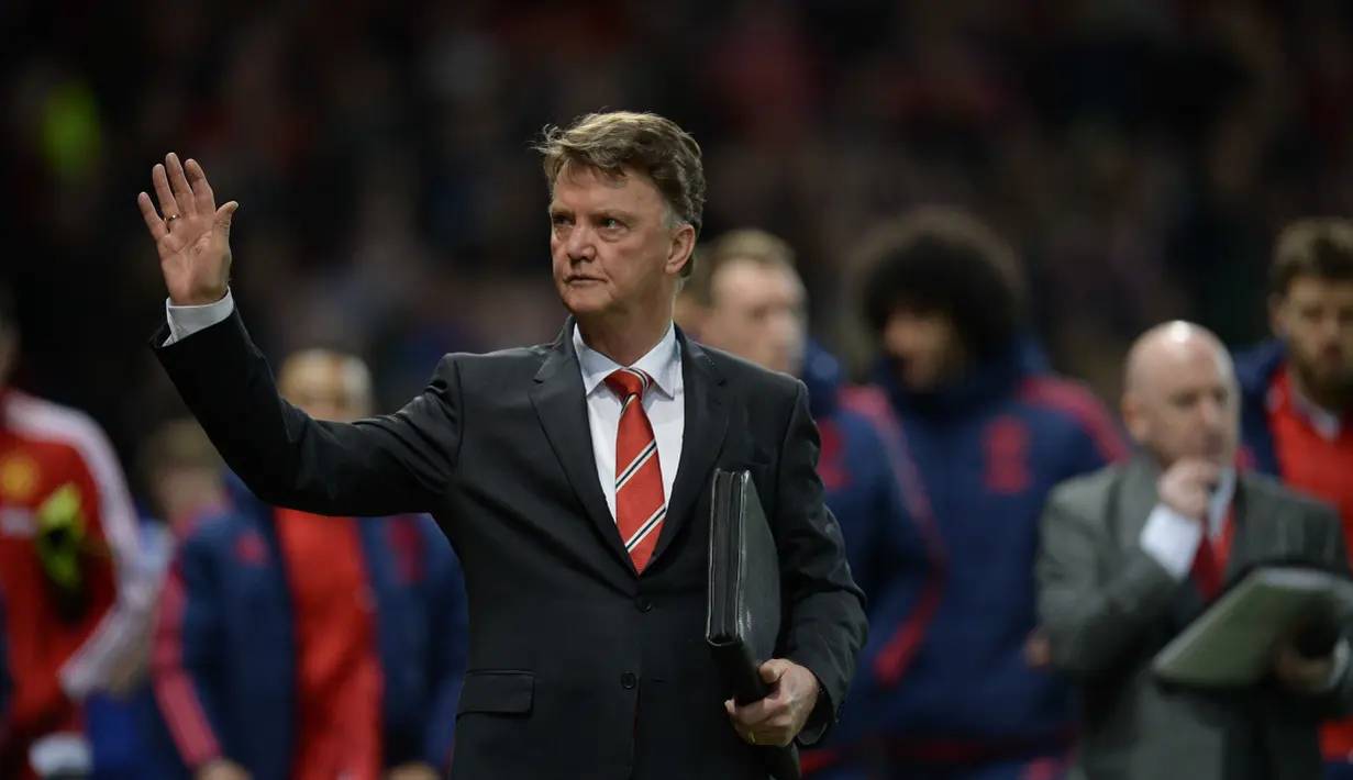 Louis van Gaal melambaikan tangan saat meninggalkan stadion Old Trafford, Manchester. (28/12/2015). (AFP/Oli Scarf)