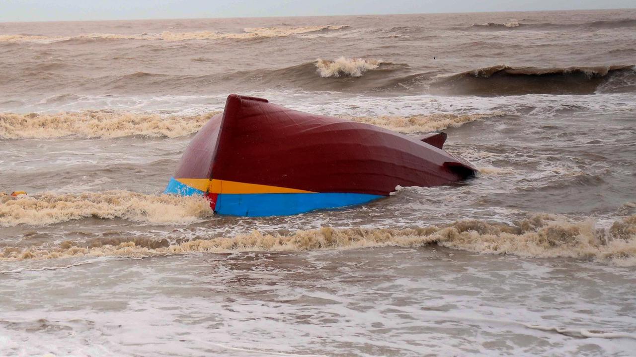 FOTO: Topan Bualoi Terjang Vietnam, 9 Tewas dan Puluhan Nelayan Hilang