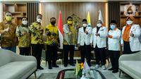 Ketum Partai Golkar Airlangga Hartanto berpose bersama dengan petinggi Partai Keadilan Sejahtera (PKS) saat pertemuan di DPP Partai Golkar, Jakarta, Kamis (29/4/2021). (Liputan6.com/Johan Tallo)