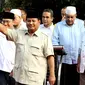 Capres 02 Prabowo Subianto bersama sejumlah Tokoh dan kader pendukung saat konferensi pers  di depan Rumahnya, di Kertanegara, Jakarta, Rabu (17/4). Prabowo mengklaim menang Pilpres 2019 dengan persentase 54,4 persen, dan hasil quick count 52,2 persen. (Liputan6.com/Johan Tallo)