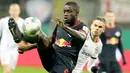 4. Dayot Upamecano (RB Leipzig) - Pemain berusia 22 tahun ini tengah menjadi buruan klub top Eropa karena performa apiknya di lini belakang Die Roten Bullen. Bek tengah asal Prancis itu diboyong RB Leipzig dari RB Salzburg dengan bandrol 10 juta euro. (AFP/Daniel Roland)