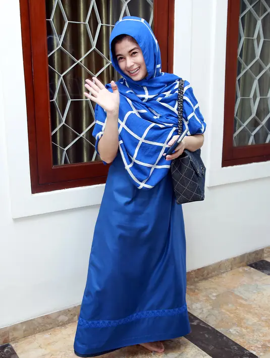 Lama meninggalkan layar kaca, Jihan Fahira fokus mengurus empat orang anaknya. Saat acara baksos bersama anak yatim, ia menceritakan awal penyakit yang menimpa anaknya. Mulai dari anak keduanya, Sami Muhammad Abduh Yustisio. (Deki Prayoga/Bintang.com)