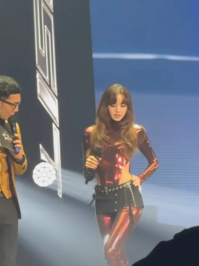 Detail Outfit Menyala Lisa BLACKPINK dengan Bodysuit Merah Metalik Seharga Rp20jutaan Saat Fan Meeting di Jakarta