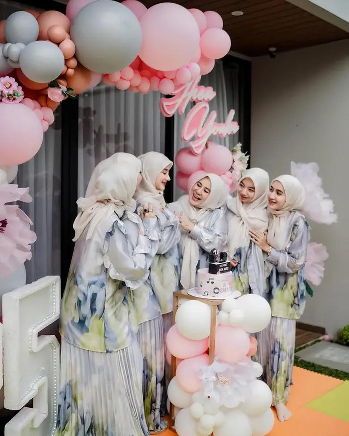 7 Potret Ulang Tahun Ghea Youbi, Kompak Berhijab dan Pakai Baju Kembar
