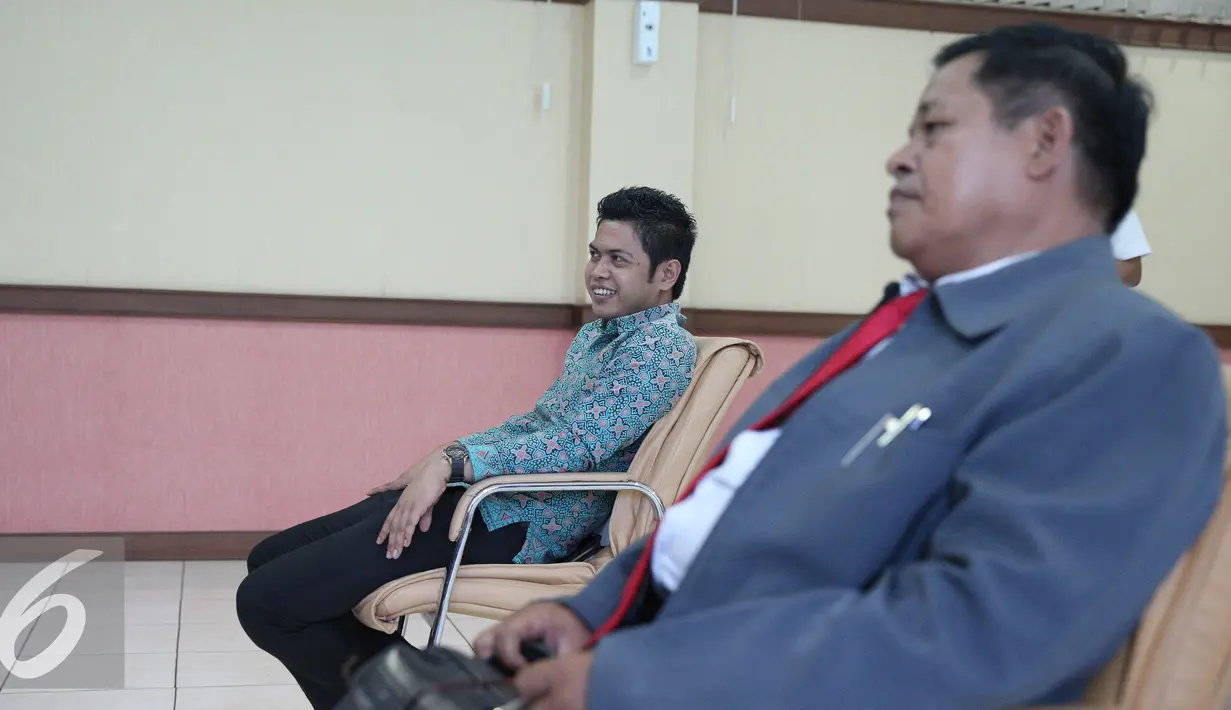 Junder Tambunan SH dan Muallim Tappa SH mendengarkan hakim saat sidang perceraian Gayus tambunan dan istrinya di Pengadilan Agama Jakarta Utara, Rabu (30/9/2015). Dua penggugat yaitu gayus dan istrinya tidak dapat hadir. (Liputan6.com/Faizal Fanani)