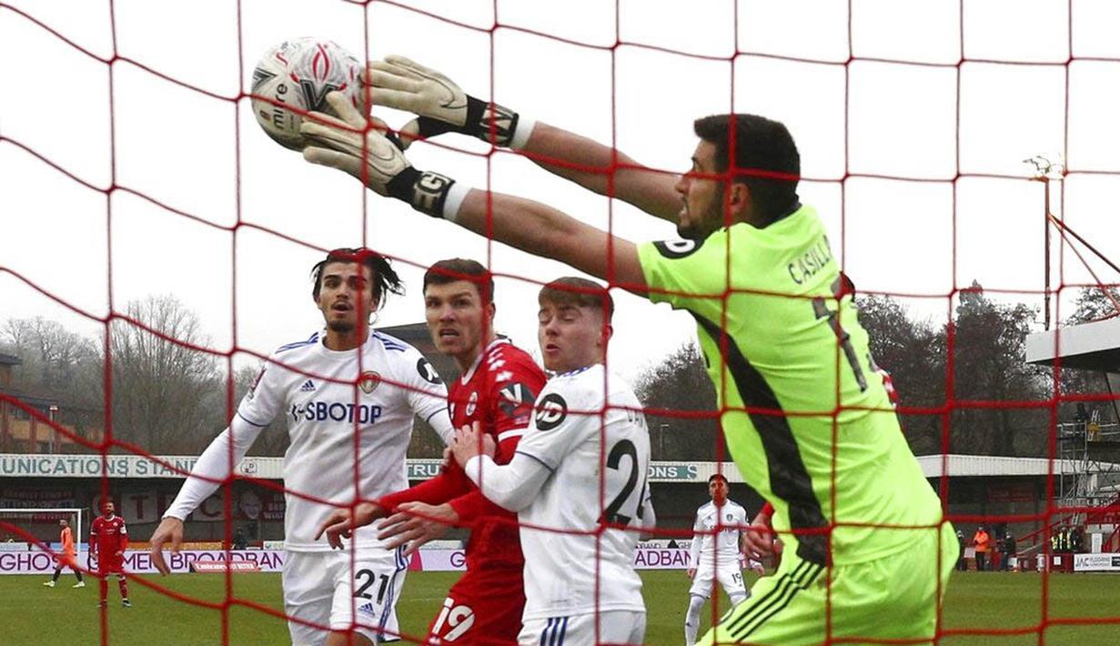 Kiper Leeds United, Kiko Casilla, berusaha menangkap bola saat melawan Crawley Town pada laga Piala FA di Stadion Broadfield, Minggu (10/1/2021). Leeds United takluk dengan skor 3-0. (AP Photo/Ian Walton)