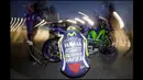 Valentino Rossi bersiap jelang tes pramusim MotoGP 2016 hari kedua di Sirkuit Losail, Qatar, Kamis (3/3/2016). (Bola.com/Twitter)