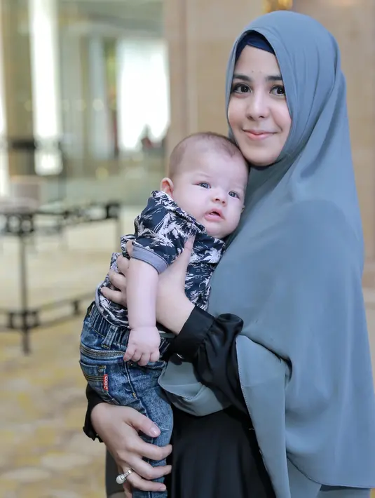 Usia Arka yang menginjak usia lima bulan, dan masih mendapatkan asi eksklusif membuatnya Risty tidak bisa jauh-jauh dari dari buah hatinya. (Adrian Putra/Bintang.com)