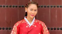 Gaya Inul Daratista Pakai Hanbok di Korea Selatan (sumber: instagram/@inul.d)