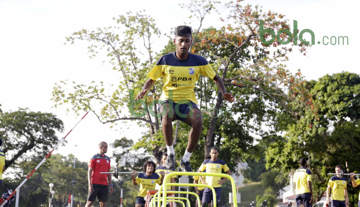 Para pemain Penang FA menjalani program latihan fisik di Lapangan USM, Penang, Malaysia, Minggu (31/01/2016). (Bola.com/Nicklas Hanoatubun)