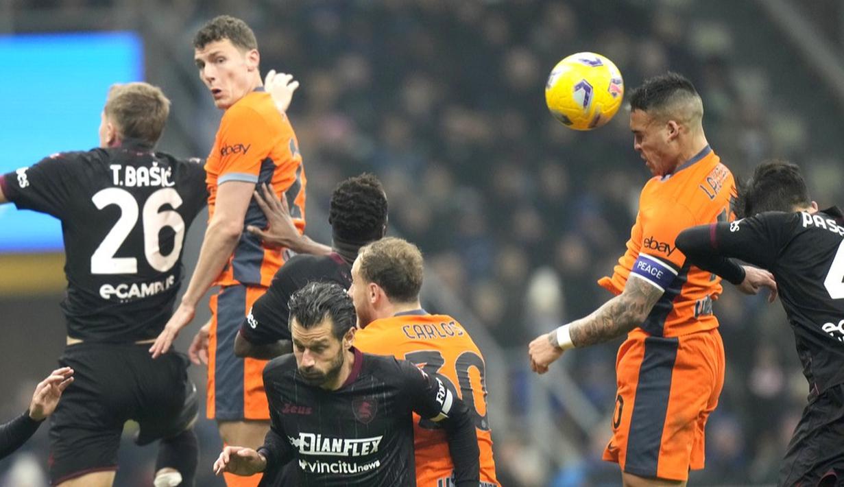 Pemain Inter Milan, Lautaro Martinez, menyundul bola saat melawan Salernitana dalam duel pekan ke-24 Serie A di Stadion Giuseppe Meazza, Sabtu (17/2/2024). Kemenangan ini mengukuhkan posisi Inter di puncak klasemen Liga Italia sementara dengan 63 poin dari 24 pertandingan. (AP Photo/Luca Bruno)
