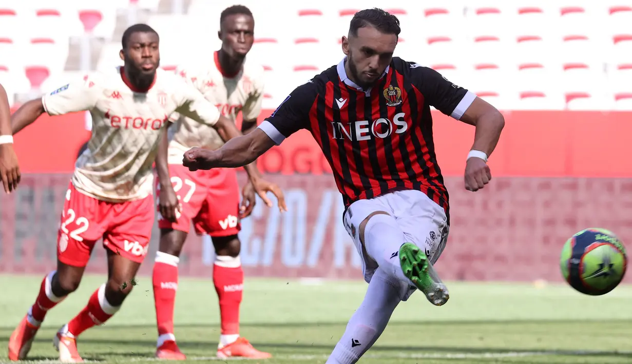 Amine Gouiri sukses menggeser Kylian Mbappe dari pemuncak top skor sementara Liga Prancis 2021/2022. Gouri sukses melesatkan lima gol dan dua assist dari delapan laga bersama OGC Nice. (AFP/Valery Hache)