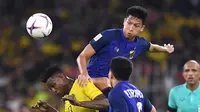 Malaysia dan Thailand beraksi pada semifinal leg pertama Piala AFF 2018 di Stadion Nasional Bukit Jalil, Kuala Lumpur, Sabtu (1/12/2018). (AFP/Mohd Rasfan)
