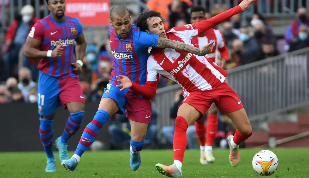 Dani Alves (tengah) dinobatkan sebagai aktor penting kemenangan Barcelona pada laga tersebut. Pasalnya ia merupakan penyumbang assist untuk gol penyeimbang Braca, kreator gol ketiga yang dicetak oleh Ronald Araujo, bahkan menjadi pencetak gol pada menit ke-49. (AFP/Josep Lago)